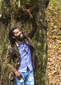 Colah Colah Pressefoto in Jacke an Baum