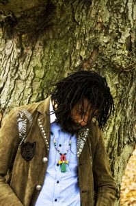 Colah Colah schaut nach unten, Pressefoto, Dread Locks